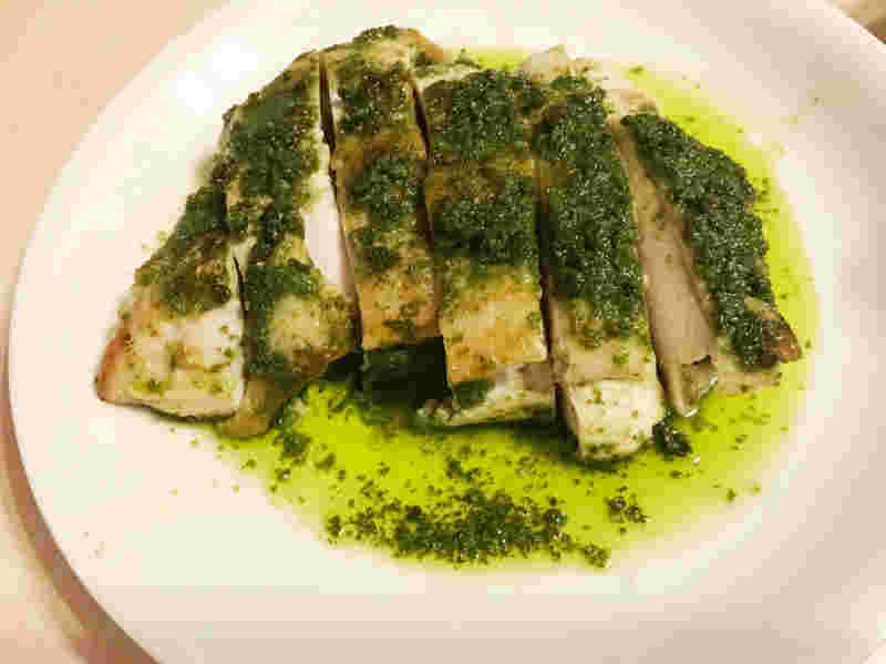 白いお皿に盛った「鶏胸肉のソテーのジェノベーゼソースがけ」