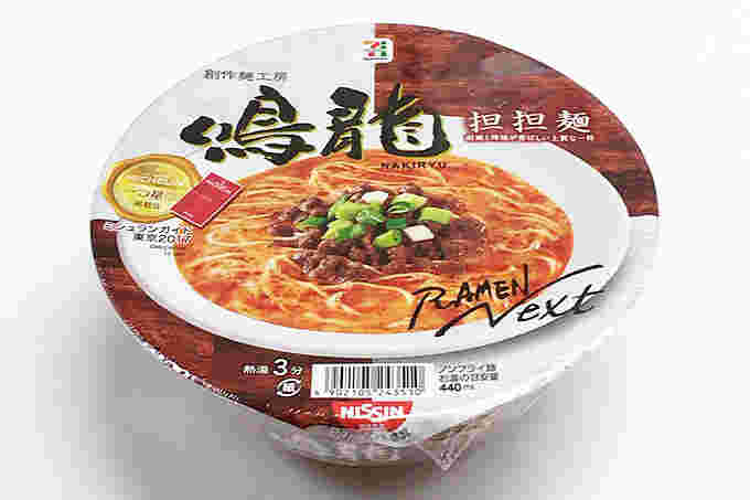 丸型のカップ麺に描かれている麺、肉みそ、ネギ、汁が美味しそう