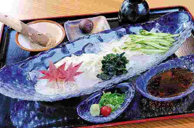 ガラスの器に盛られたそうめん