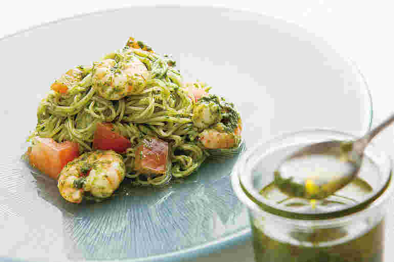 お皿に盛った冷製ジェノベソースのパスタ