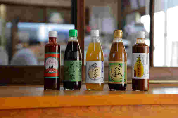 カウンターに並んだポン酢