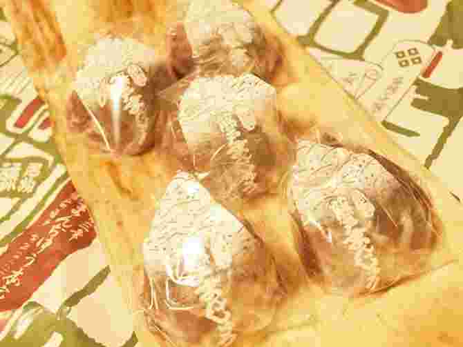 透明のビニールに包まれた饅頭
