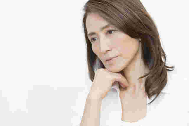 憂鬱そうに下を向く女性