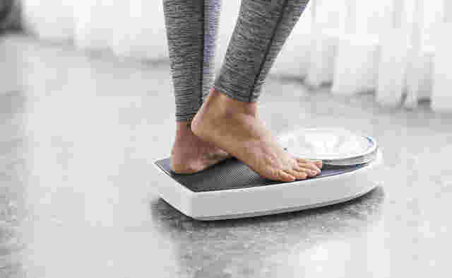 体重家にのる人の足元