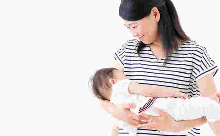 赤ちゃんを笑顔でだっこする女性