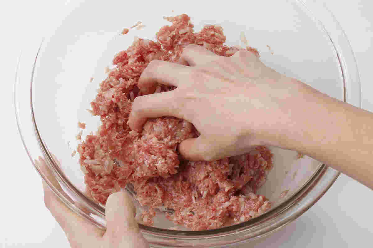 ひき肉をこねるイメージ画像