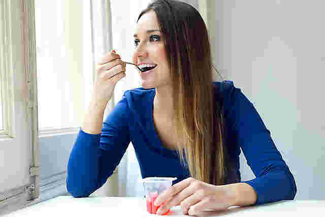 ゼリーを食べている女性