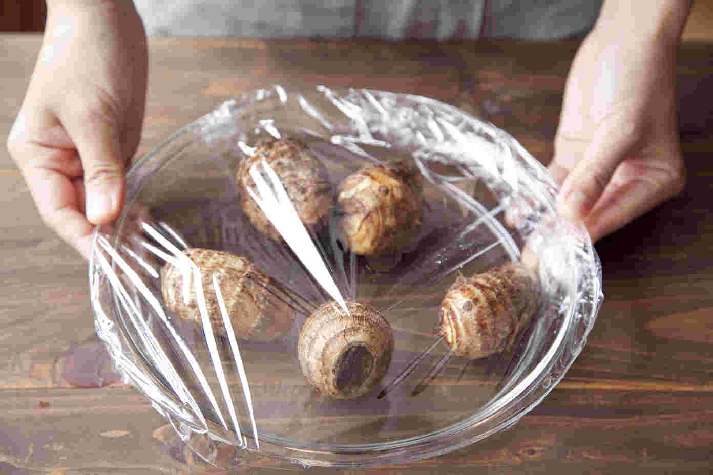 レンジの受け皿にのった里芋