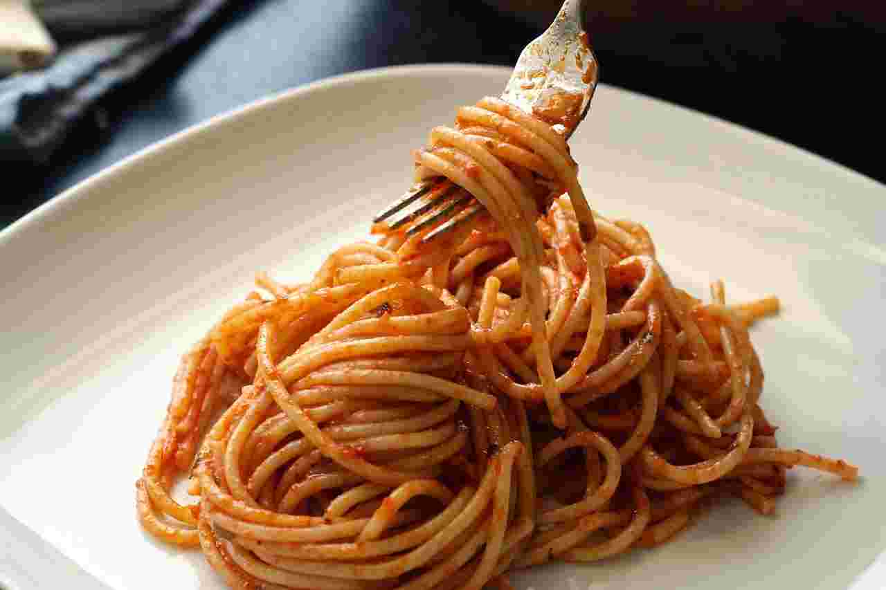 パスタをフォークで巻く画像