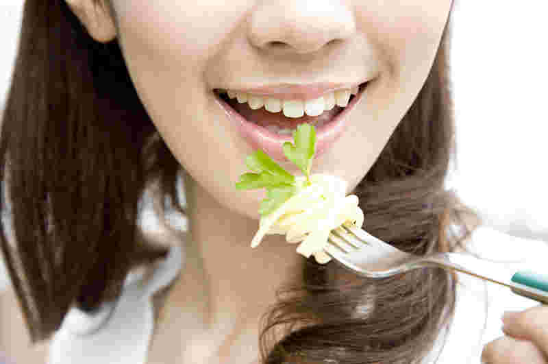 パスタをキレイに食べる女性