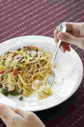 皿の端でパスタをクルクル
