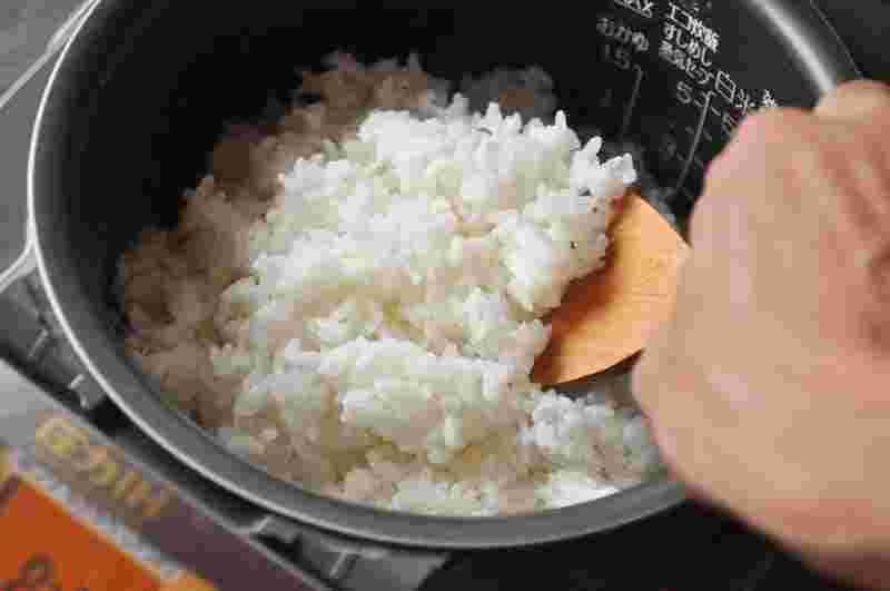 炊いたお米を混ぜている様子