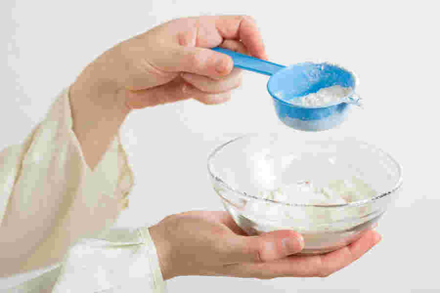 計量スプーンで掬う小麦粉
