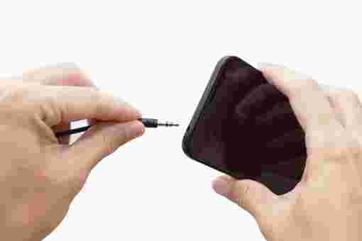スマホにイヤホンを入れる様子
