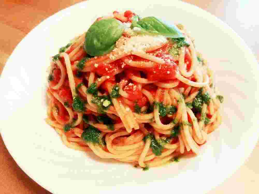 白いお皿に盛った「ジェノベーゼとトマトのパスタ」