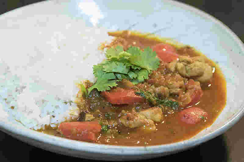 スパイスカレーがご飯と盛られている様子
