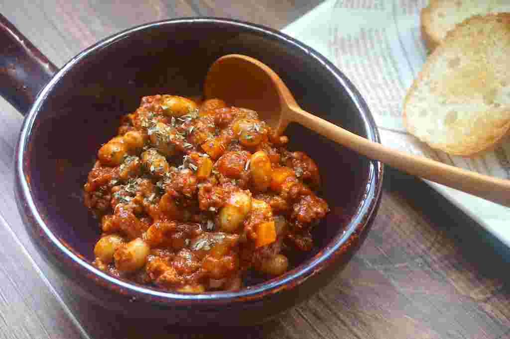 大豆のチリコンカンがお皿に盛られている様子