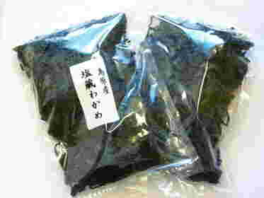 ビニールのパックに入っている塩蔵わかめ2袋