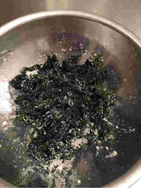 熱湯でゆでている塩蔵わかめ