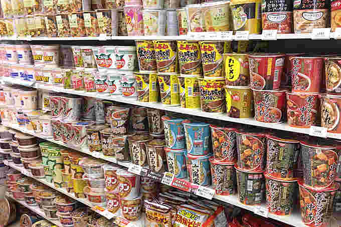 カップラーメンの売り場にカップ麺が並んでいる。