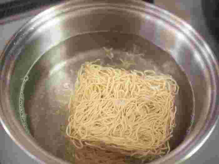 ノンフライ麺を茹でている