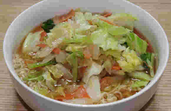 野菜をトッピングしたラーメン