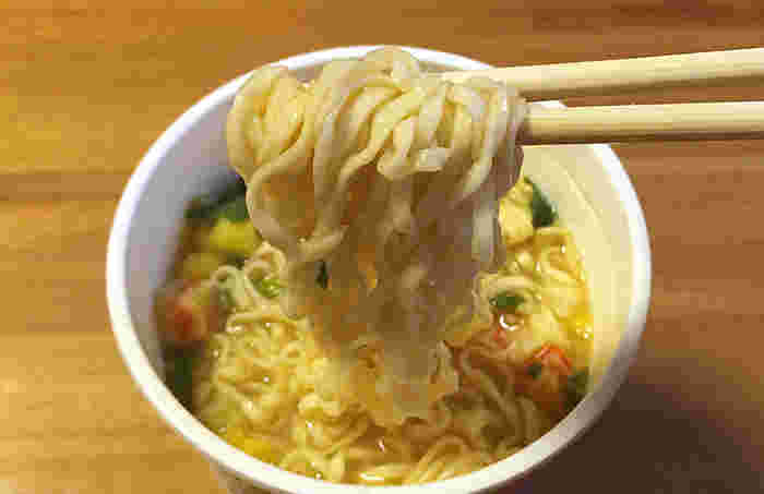 カップ麺の麺をすくっているところ