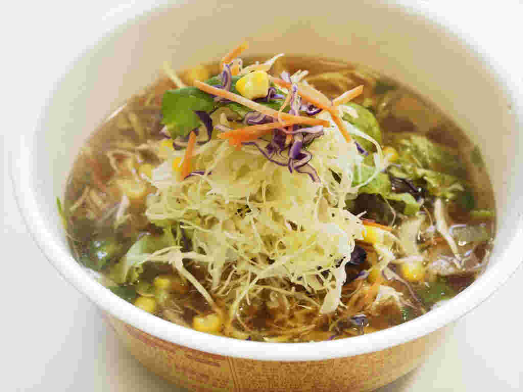 カップラーメンに野菜をトッピング