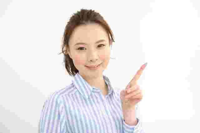 人差し指を指している女性