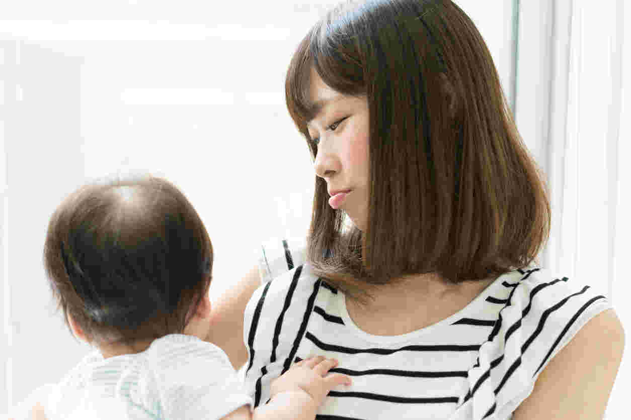赤ちゃんを抱っこしているお母さん