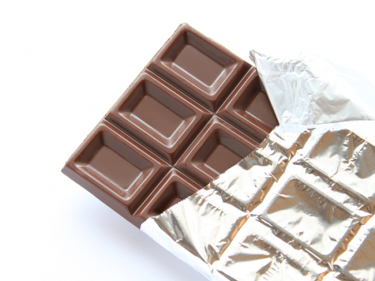銀紙からで出てる板チョコ