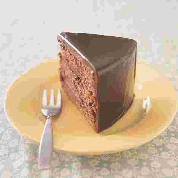 花柄のテーブルクロスの上にチョコレートケーキ