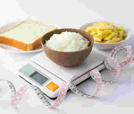 カロリー計と食パンと白米とマカロニ