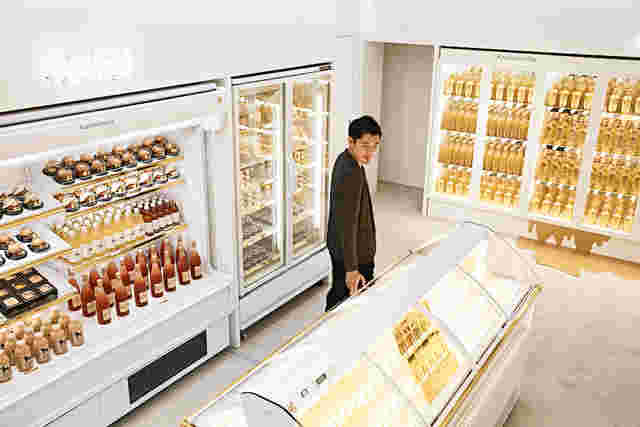 コンビニの店内を歩く男性