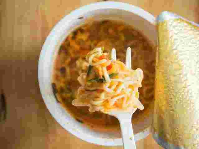 フォークで持ち上げたカップラーメン