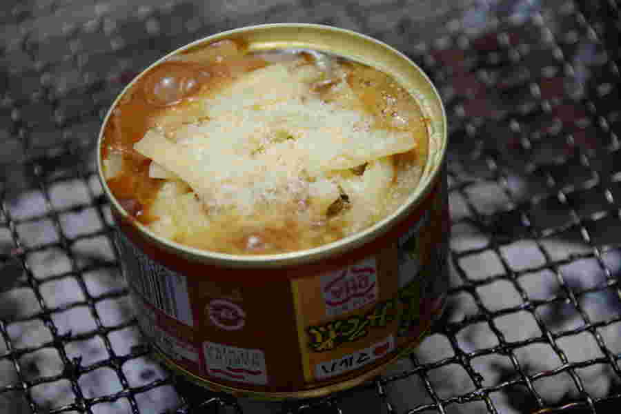 鯖の味噌にチーズをかけている