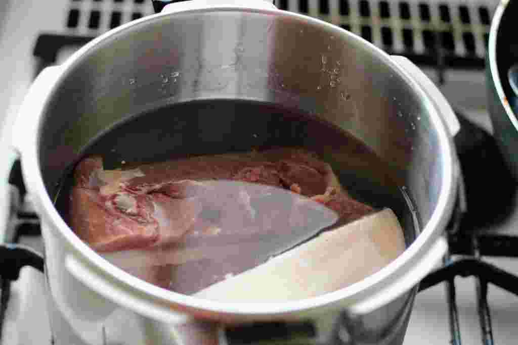 鍋の中のイノシシ肉
