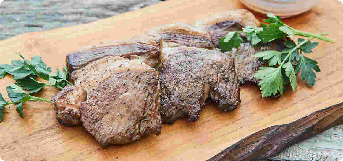 焼いたイノシシ肉