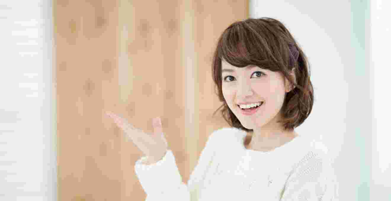 手をかざし紹介する女性