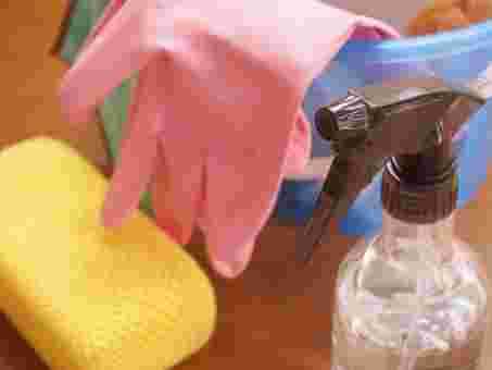 スポンジや洗剤などの掃除用具