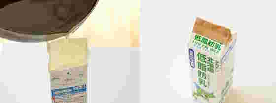 揚げ油を牛乳パックに入れている