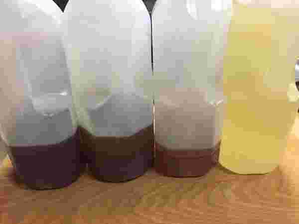 揚げ油を元の容器に入れている