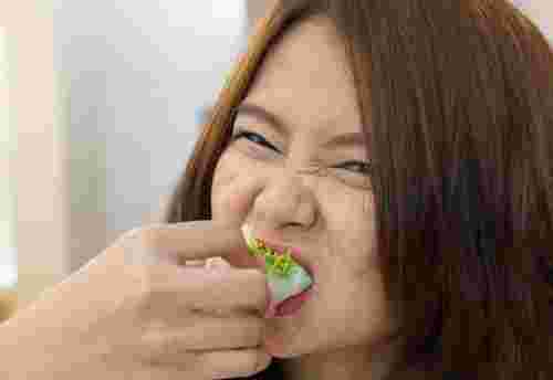 パクチーを食べている女性の画像