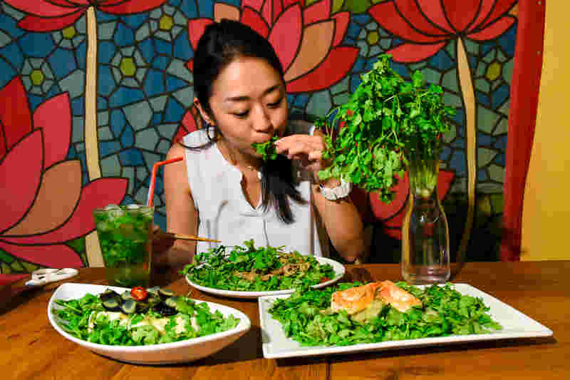 パクチーを食べている女性の画像