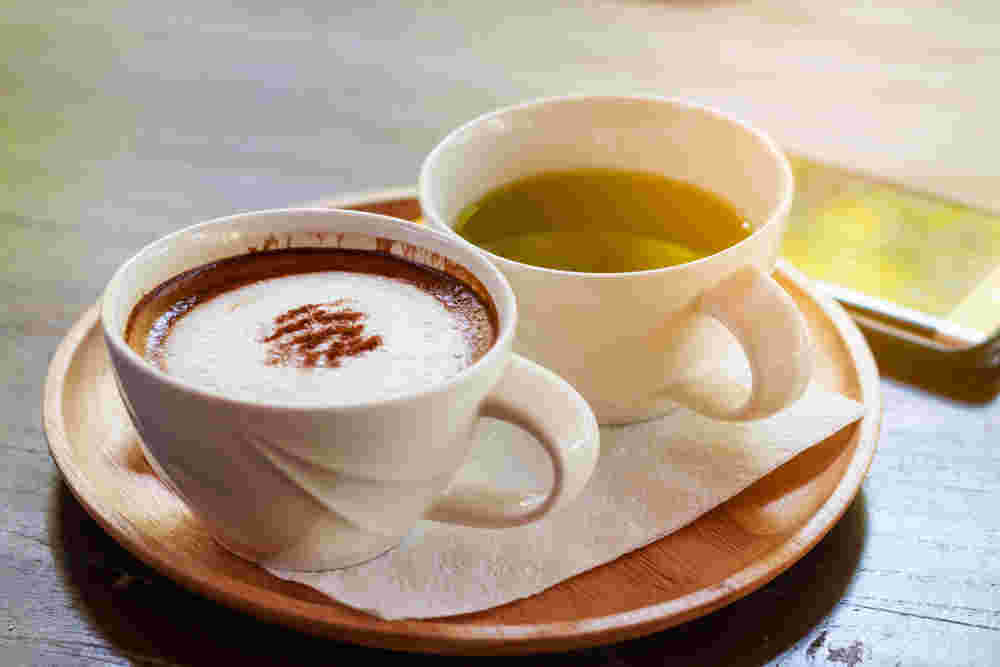 カフェインが含まれている代表的な飲料である緑茶とコーヒー