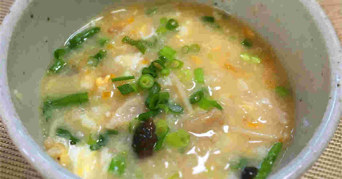 丸いお茶碗にカットされた野菜や散りばめられた卵が入ったスープが美味しそう
