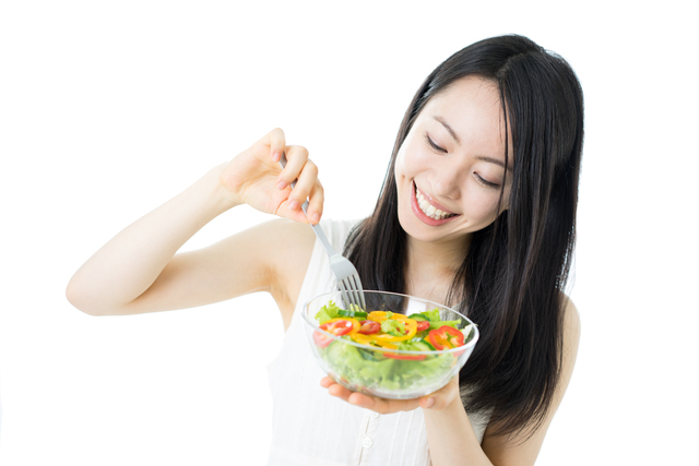 サラダを食べる人