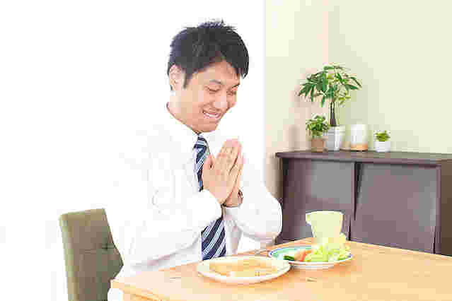 朝食をとる人
