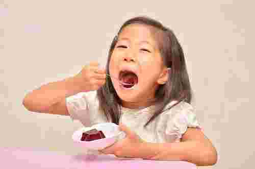 ゼリーを食べる子供