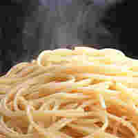 茹で上がったパスタ